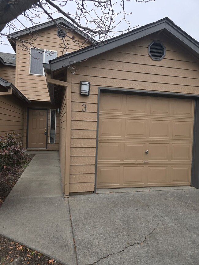 Building Photo - 2768 NE Mesa Ct