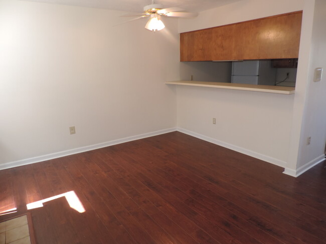 Building Photo - Remoldel Town Home