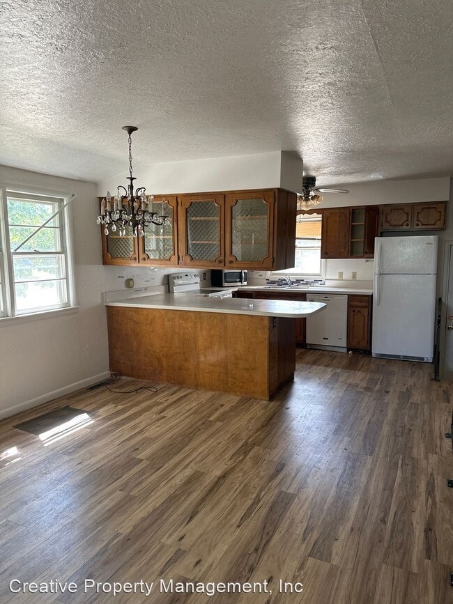 Building Photo - 2 br, 1.5 bath House - 616 16th Ave SW