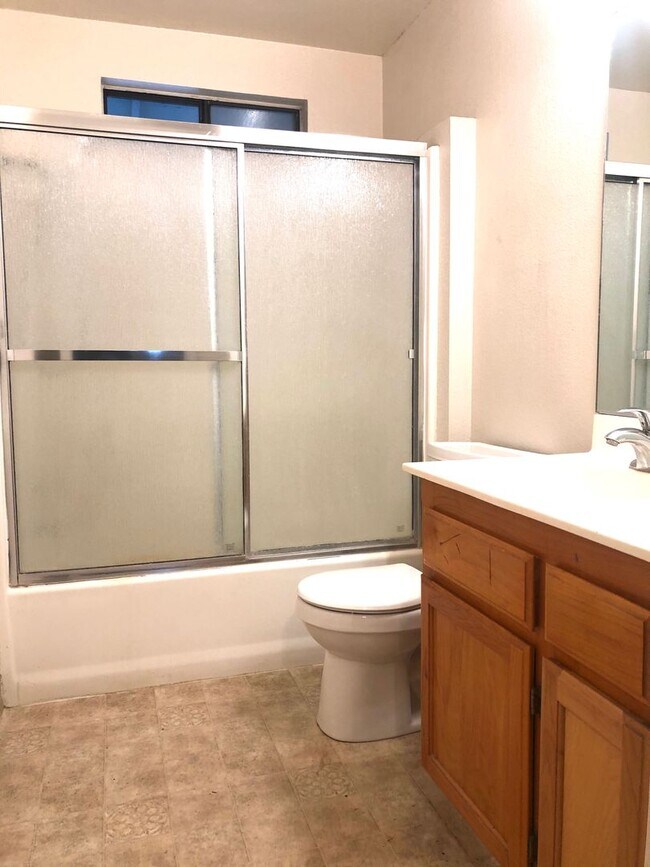 Foto del edificio - Spacious townhouse close to downtown
