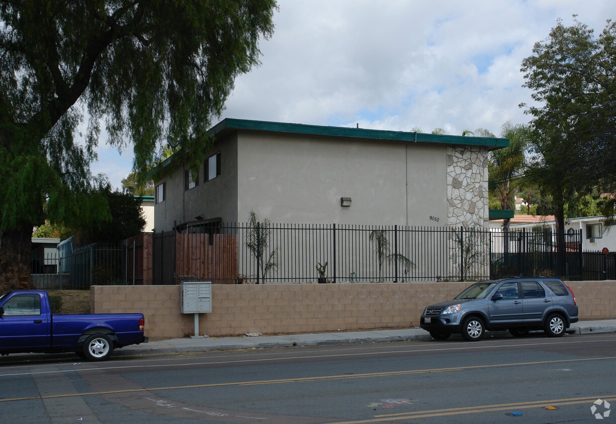 Building Photo - 9052 Kenwood Dr