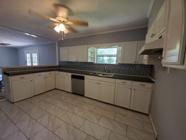 Foto del edificio - Completely remodeled 4 Bedroom and 2 Full ...