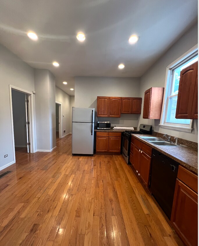 Foto principal - 2416 N Maplewood Ave