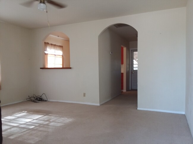 Living room - 901 W Esperanza Ave