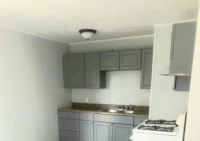 Building Photo - 402 Holiday Dr