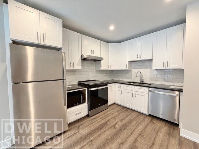 Building Photo - 1705 W Lunt Ave