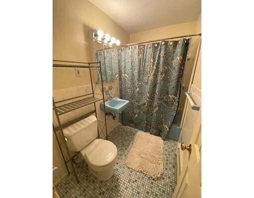 Building Photo - 745 E 6th St