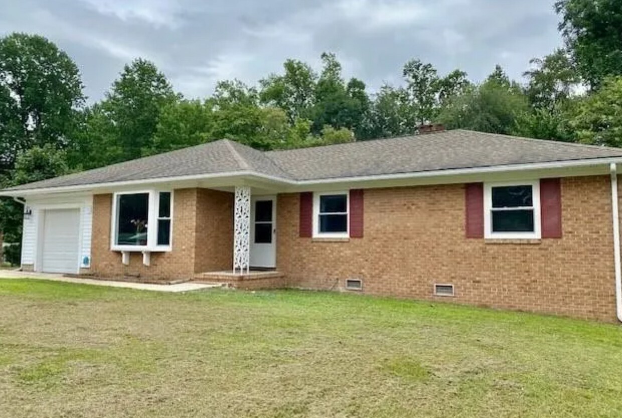 Foto principal - Cozy Ranch Home w/ Enclosed Sunroom, Fully...
