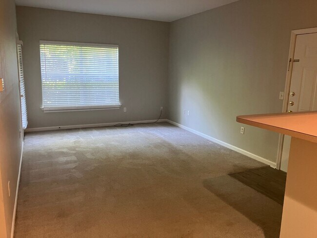 Building Photo - 2 BR / 2 BA @ The Legends