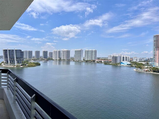 Building Photo - 3600 Mystic Pointe Dr