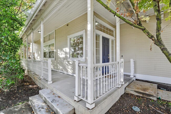 Building Photo - 1802 Henning Pl