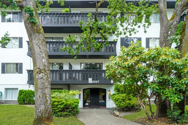 Photo du bâtiment - 1007 Esquimalt Road