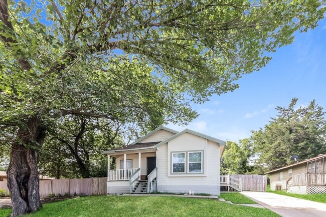 Building Photo - 3 BR/2BA | Newly Renovated Single Family Home  | Huge fenced backyard| In Dallas!