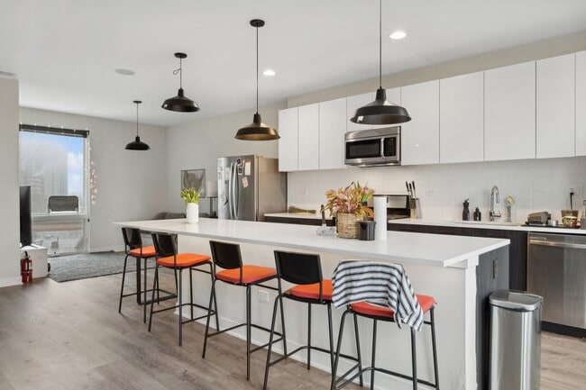 Building Photo - 3927 N Clarendon Ave