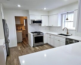 Building Photo - 9738 Braesmont Dr