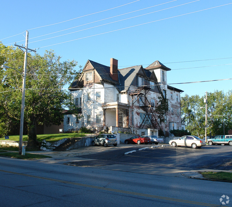 Building Photo - The White House Apartments