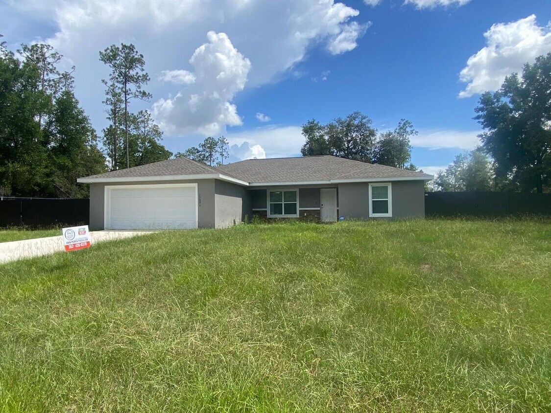 Foto principal - Charming 3-Bedroom Home on Nearly 1 Acre –...