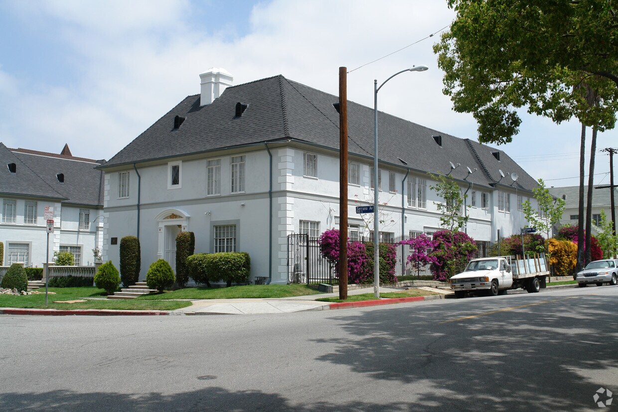 Foto principal - 940 S Serrano Ave