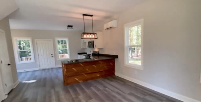 Photo - CASTLEY HAYNE - Charming Craftsman style bungalow! House