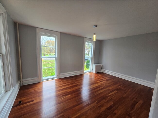 Building Photo - 41 Maple St