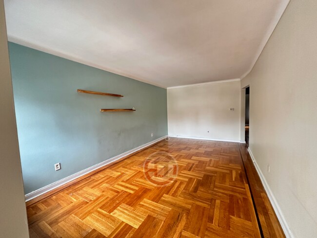 Foto del edificio - 2926 E 196th St