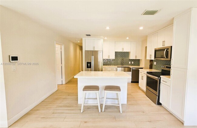 Building Photo - 6550 SW 28th St