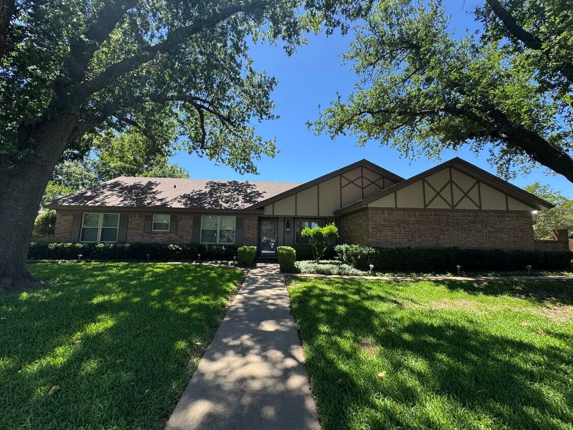 Foto principal - Gorgeous 3/3/2 Home on Spacious Corner Lot...