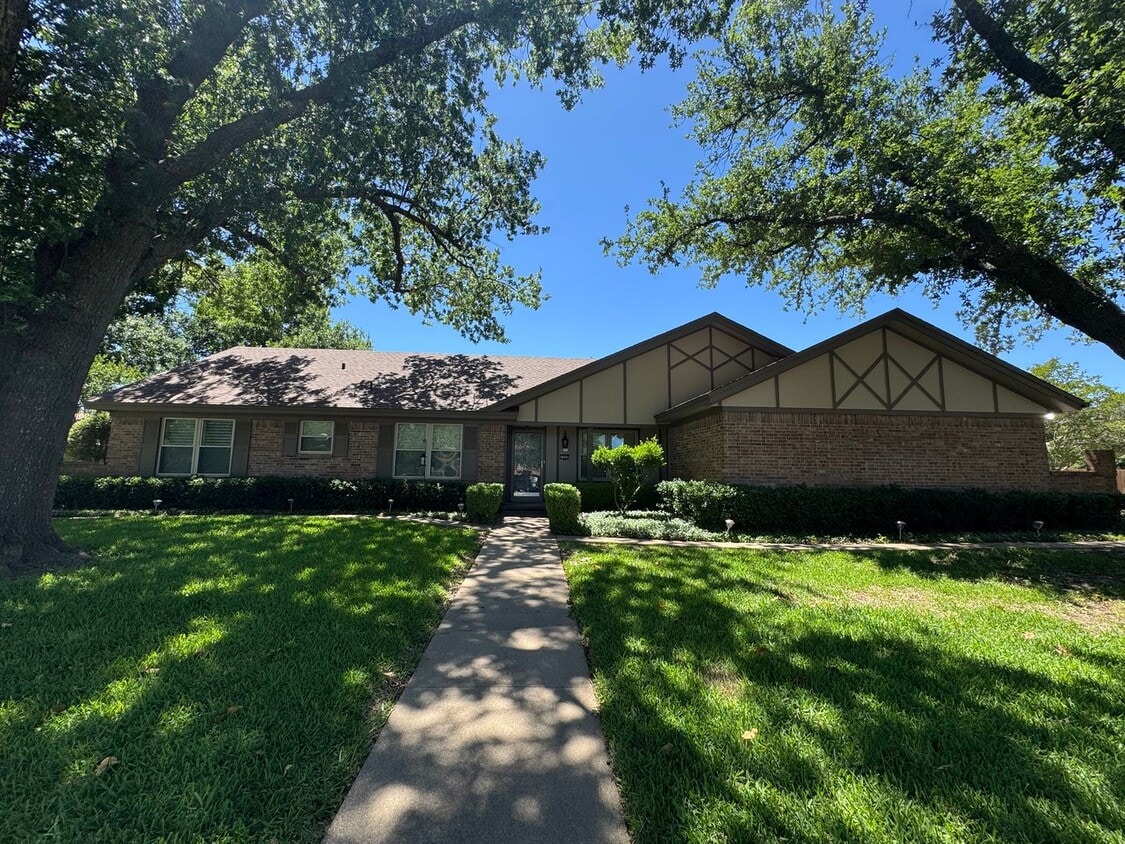 Primary Photo - Gorgeous 3/3/2 Home on Spacious Corner Lot...
