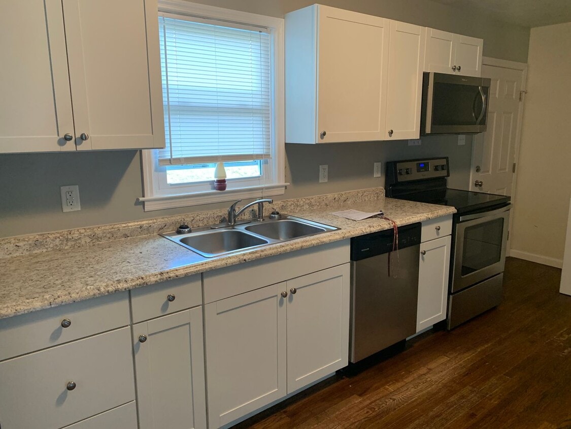 Primary Photo - 2-Bedroom Home Walking Distance to Longwoo...