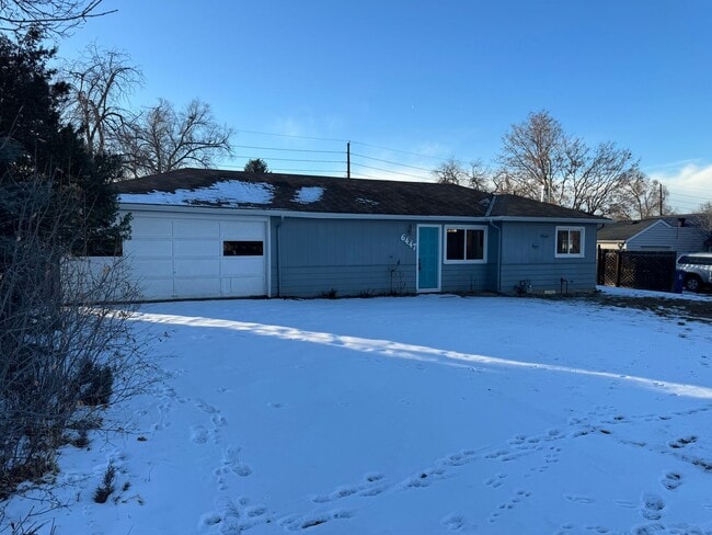 Foto del edificio - Cute little home with huge back yard.