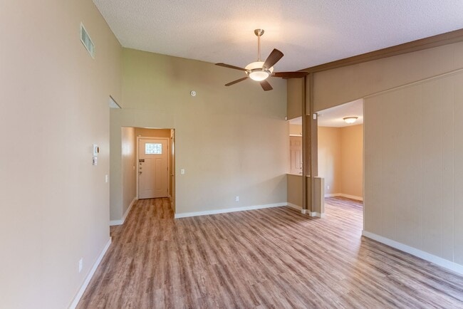 Building Photo - Your 3-Bed, 2-Bath Escape to Style and Com...