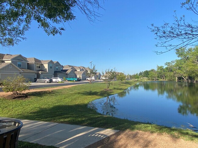 Building Photo - Old Mill Townhomes 2 Bedroom