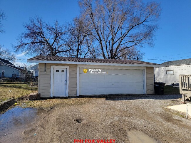 Building Photo - Large 1 bedroom with Garage