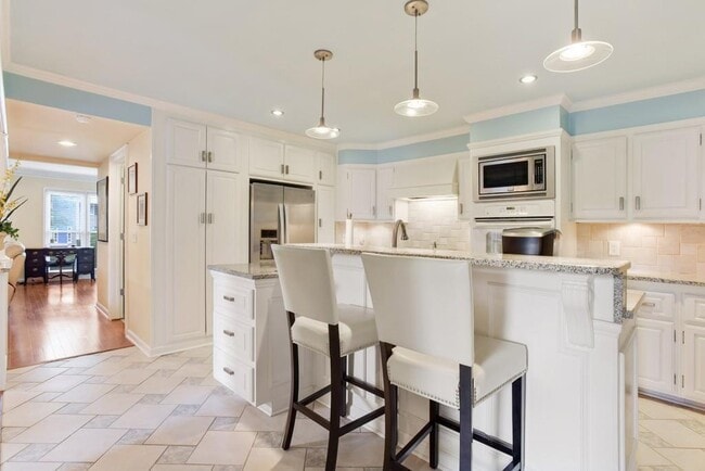 Building Photo - 8900 Carroll Manor Dr