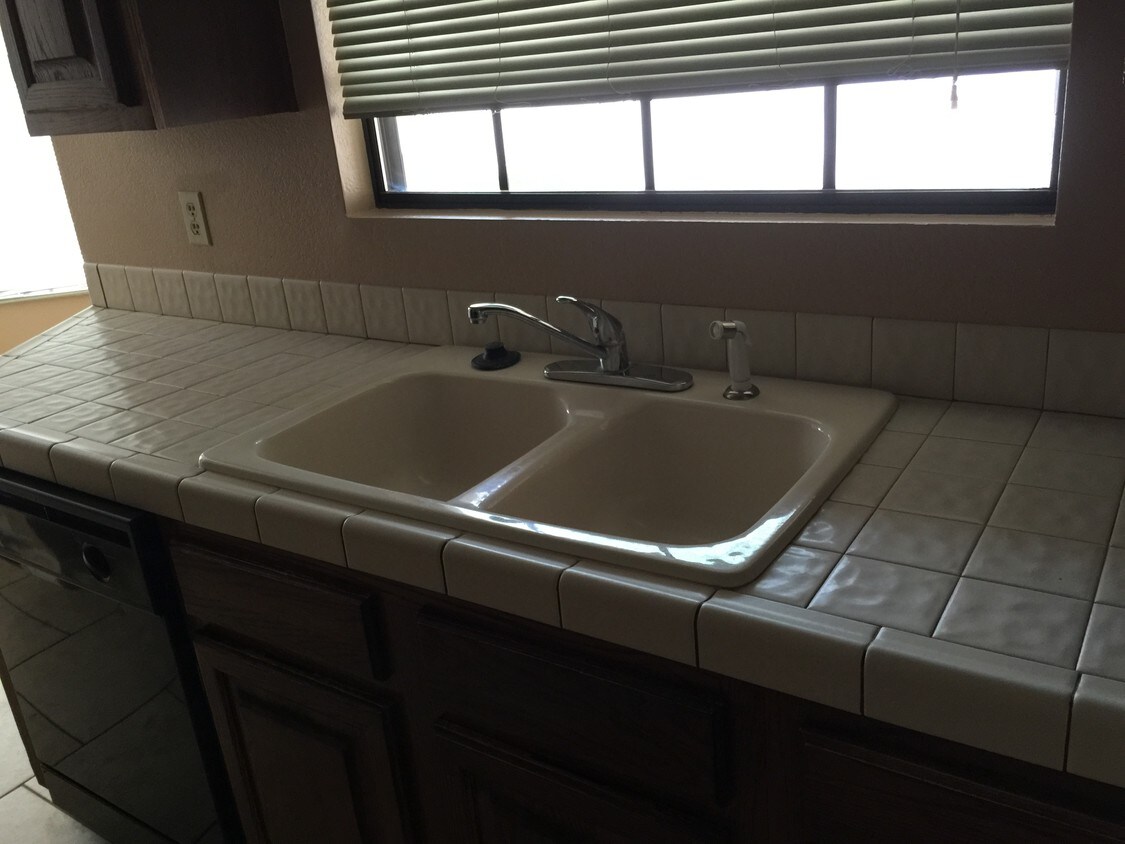 Primary Photo - 2175 E Aspen Dr