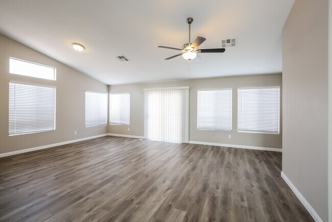 Foto del edificio - 1604 Watercreek Dr