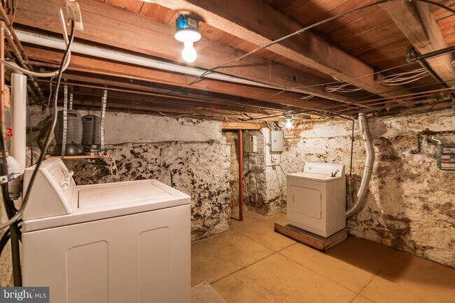 Building Photo - 1221 Marlborough St