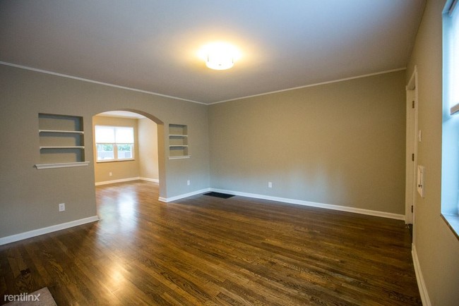 Building Photo - 2 br, 1 bath 4plex - 1054 Northwest Blvd