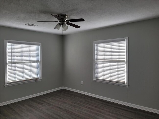 Building Photo - 7642 Greendowns St