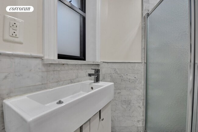 Foto del edificio - 317 E 73rd St