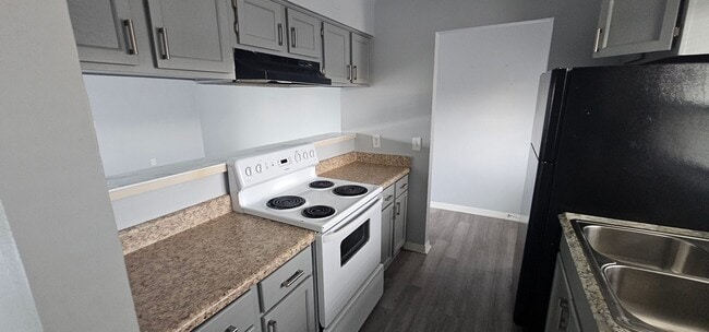 Building Photo - * APPLICATION PENDING. DO NOT APPLY! * 2 BEDROOM / 2 BATH APARTMENT (GOLDEN KEY APARTMENTS) NEAR ...