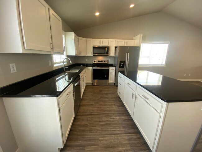 Building Photo - Bi-Level, New Development 3 bdrm/2 ba - MO...