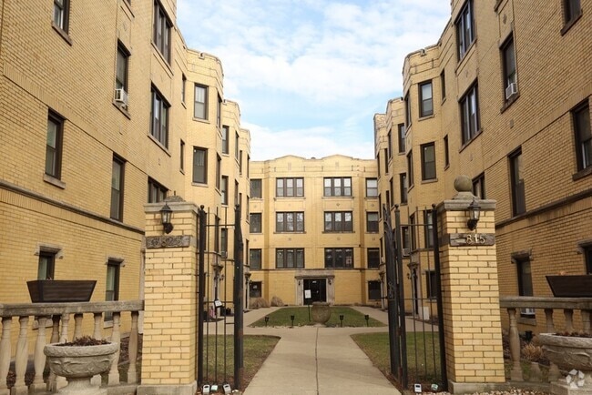 Building Photo - 3815 N Greenview Ave