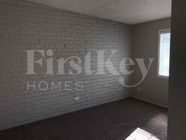 Building Photo - 1158 E Concorda Dr