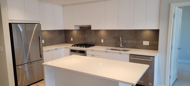 Building Photo - 615 Cottonwood Av