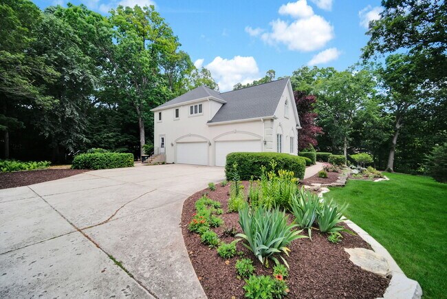 Building Photo - 36W244 Fieldcrest Dr