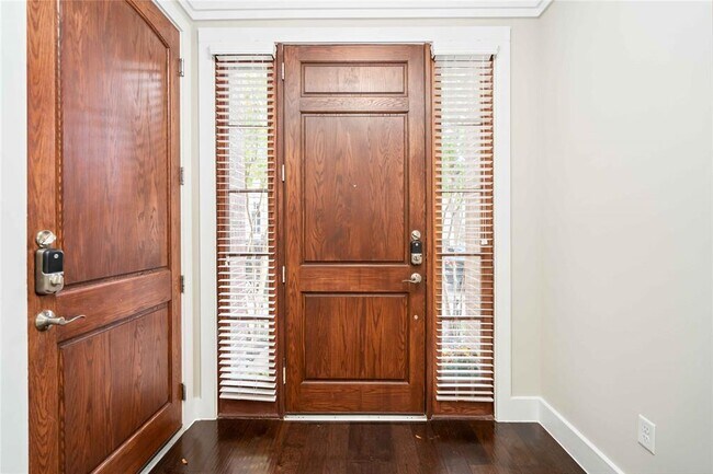 Foto del edificio - 3236 Las Palmas St