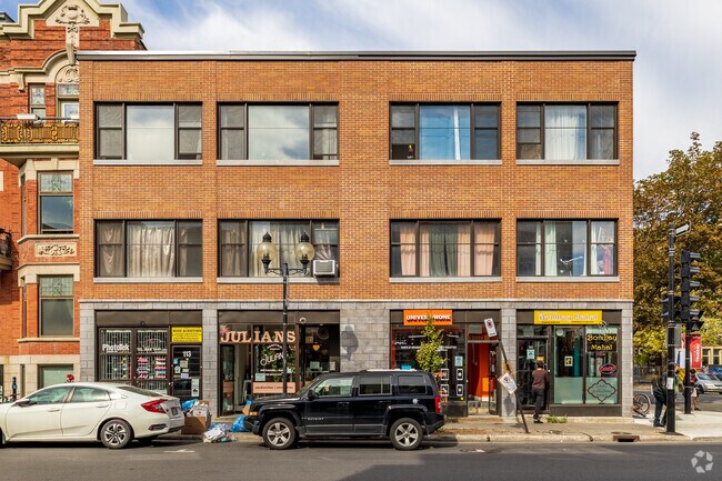 Building Photo - 101-113 Avenue Mont-Royal O.