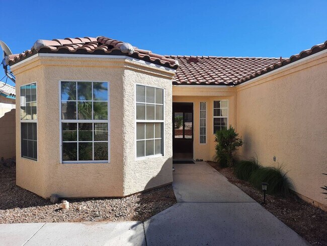 Foto del edificio - 4 bedroom/2 bath Home available in Bullhead City in Desirable El Camino Village.
