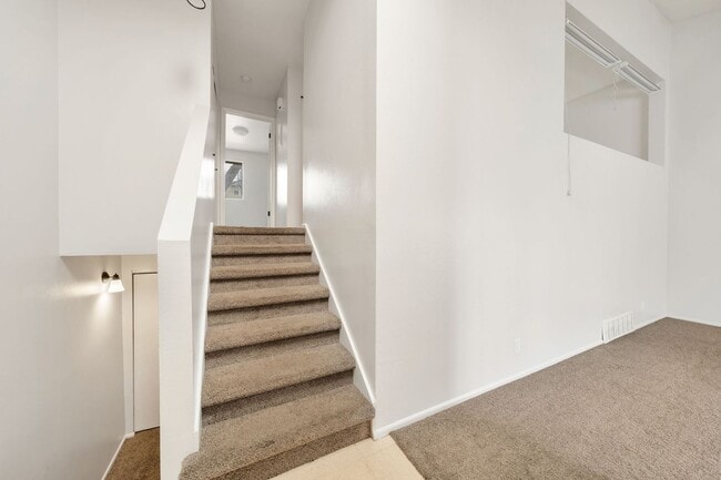 Foto del edificio - Murray Cul-de-sac Side by Side Duplex with New Carpet and Paint